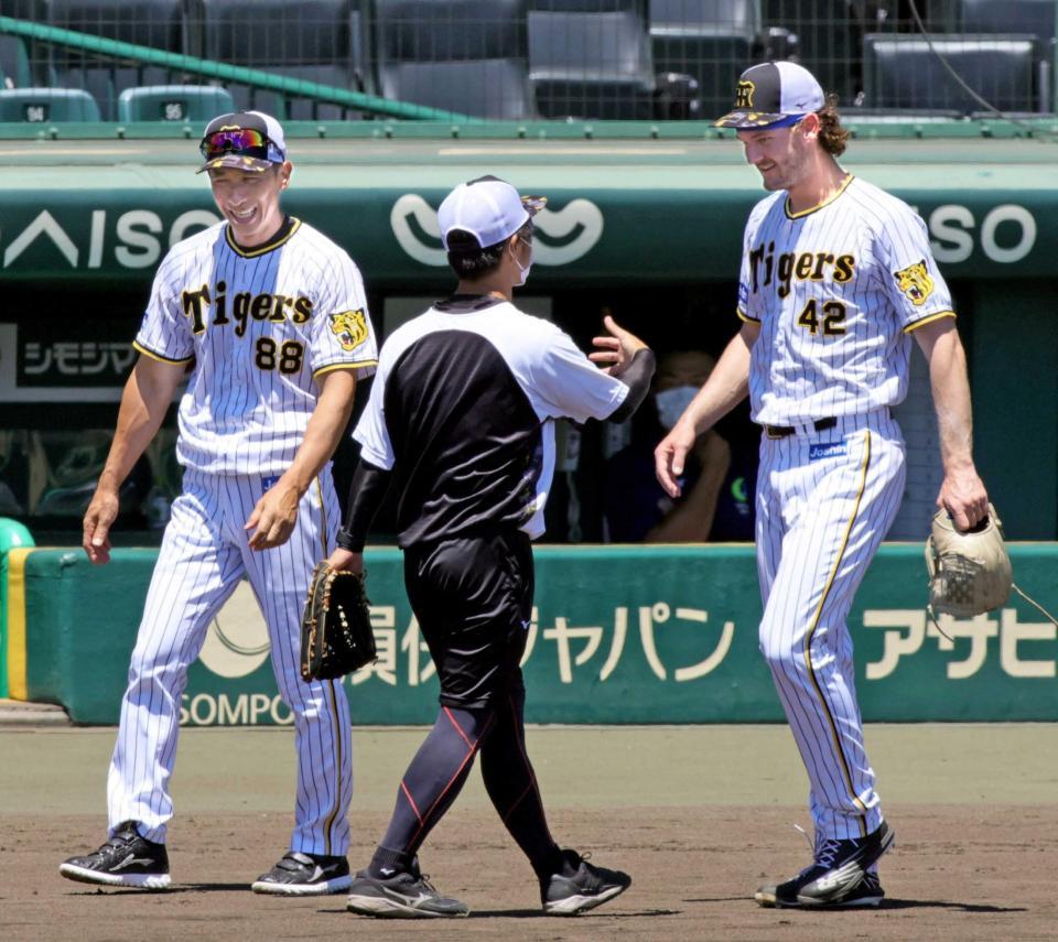　シート打撃登板後のケラー（右）と話す矢野監督（撮影・坂部計介）