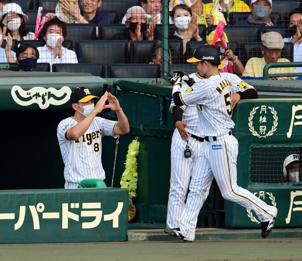 　１回、矢野監督は生還した中野を迎える（撮影・山口登）