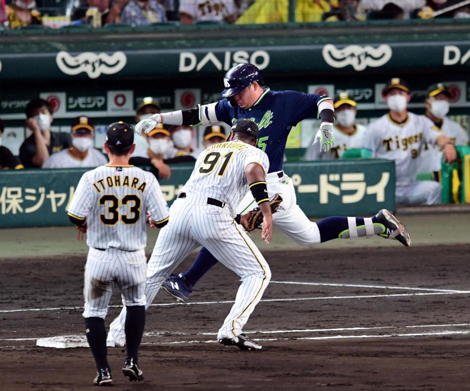 　４回、村上は投ゴロで、ロドリゲスがベースを踏まずセーフになる（撮影・山口登）