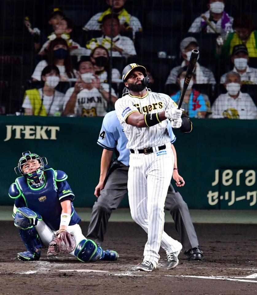 　４回、ロドリゲスは左中間にソロを放つ（捕手・中村）＝撮影・山口登