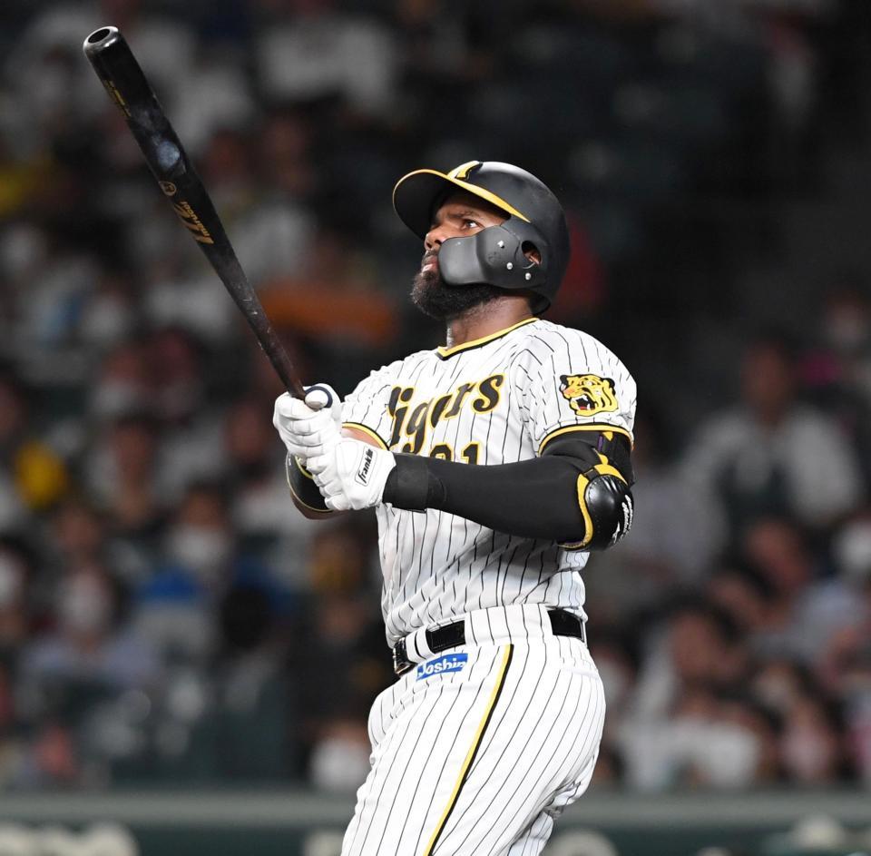 　４回、左越えへソロを放ったロドリゲスは高々と上がった打球を見る（撮影・田中太一）