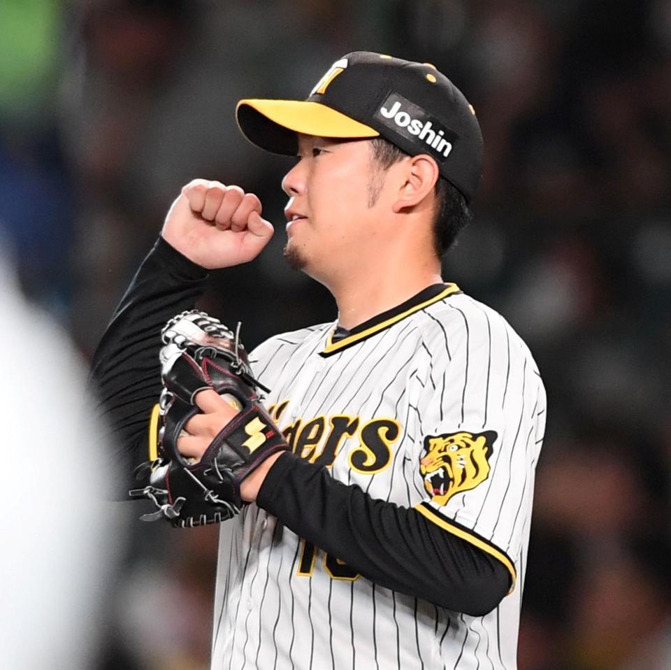 　６回、サンタナを打ち取った西勇はガッツポーズ（撮影・田中太一）