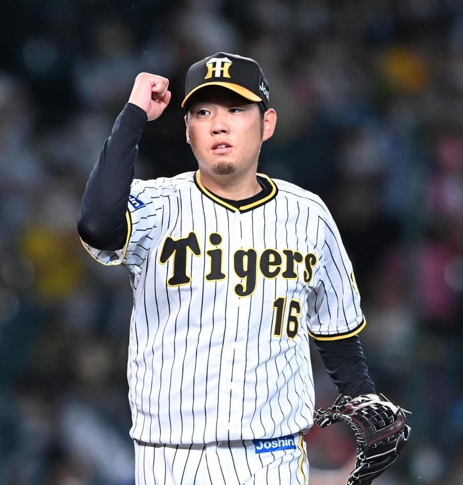 　４回、ピンチをしのぎガッツポーズする西勇（撮影・飯室逸平）