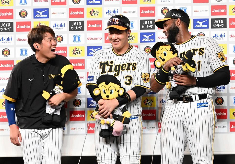 　お立ち台で笑顔の（左から）西勇、大山、ロドリゲス（撮影・飯室逸平）