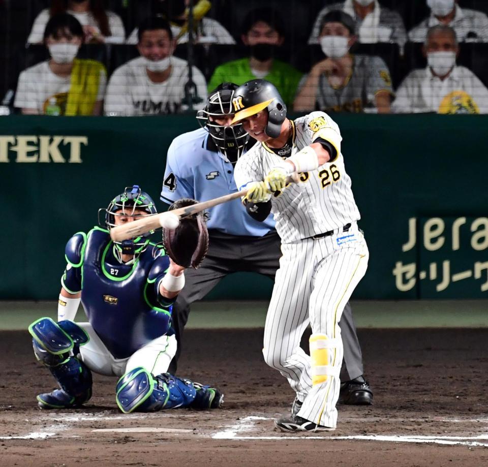 　７回、北條は左前打を放つ（捕手・中村）＝撮影・山口登