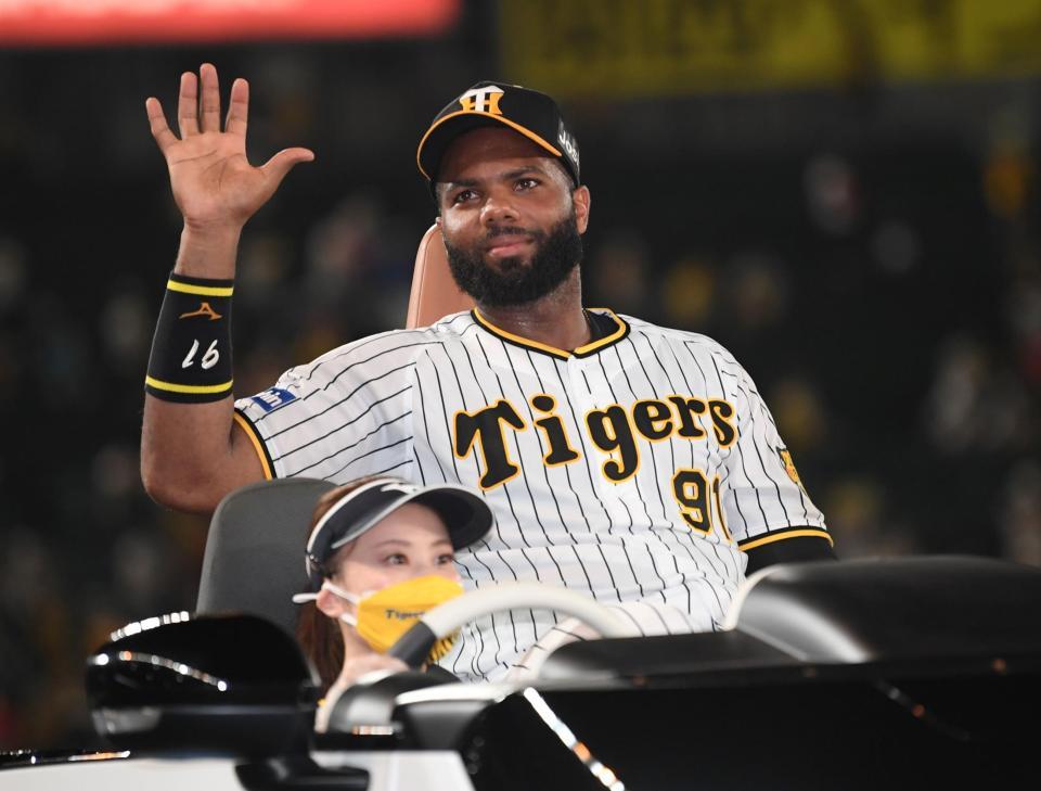 　リリーフカーから手を振るロドリゲス（撮影・田中太一）