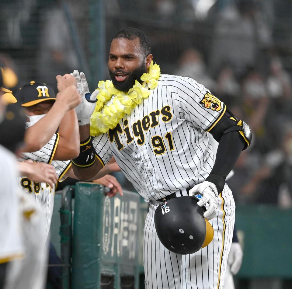 　４回、１号ソロを放ち、ナインとタッチを交わすロドリゲス（撮影・飯室逸平）