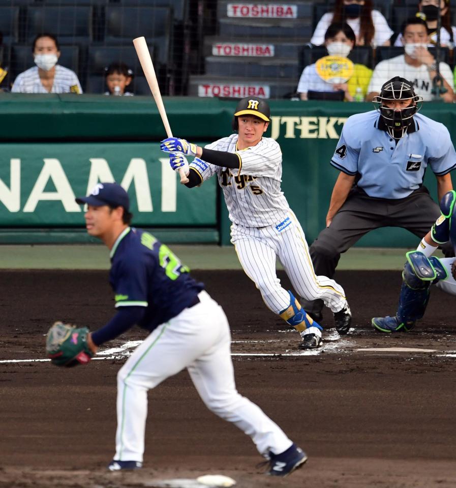 　１回、近本は右前に先制適時打を放つ（投手・小川）＝撮影・山口登