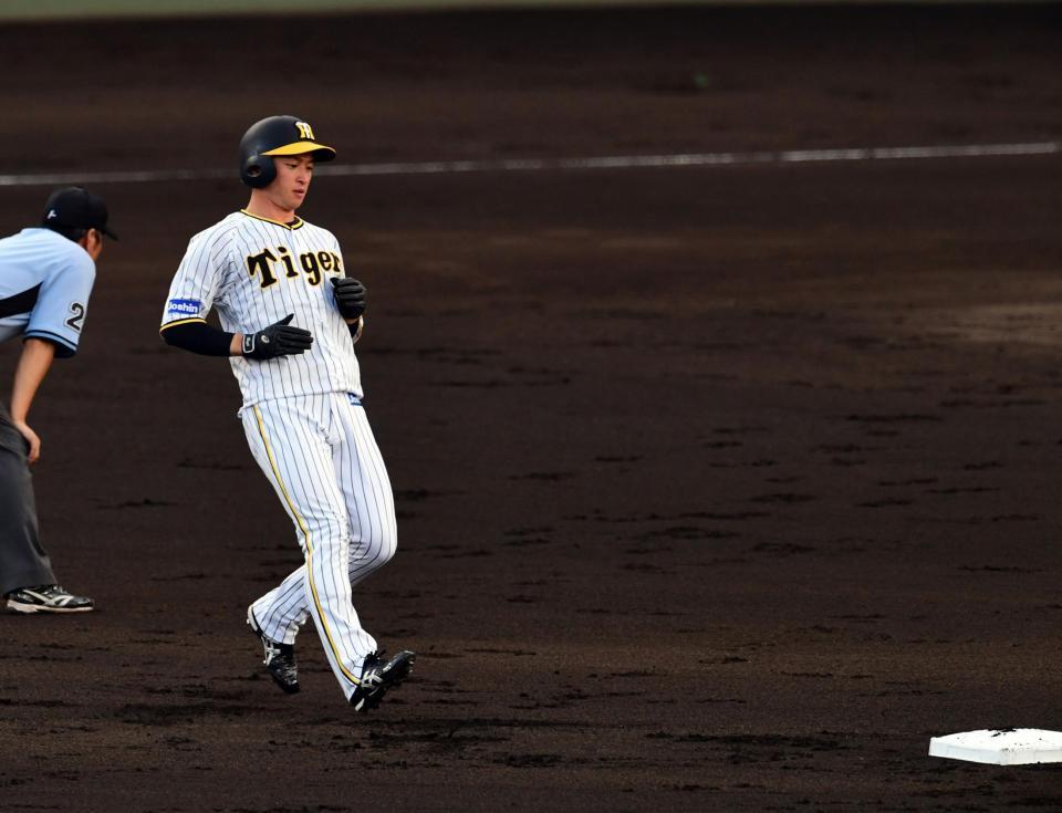 　１回、近本は盗塁を決める（撮影・山口登）