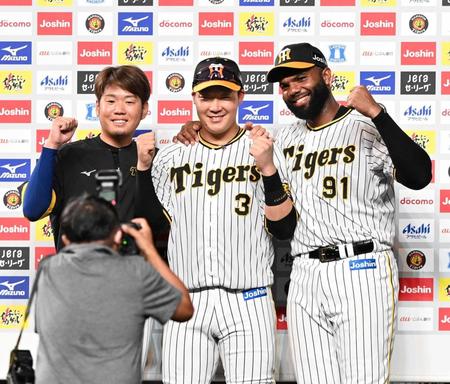 　（左から）西勇、大山とともにお立ち台に上がるロドリゲス