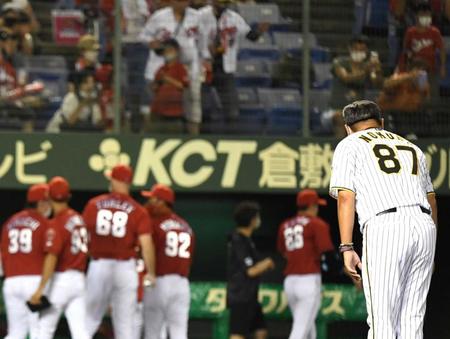 　無安打で敗れた試合後、観客にあいさつする野村２軍監督代行（撮影・石井剣太郎）