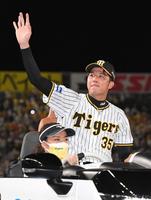 　スタンドのファンに向かって手を振る才木（撮影・北村雅宏）
