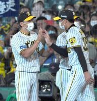 　勝利を挙げ、才木を迎える矢野監督（左）＝撮影・北村雅宏