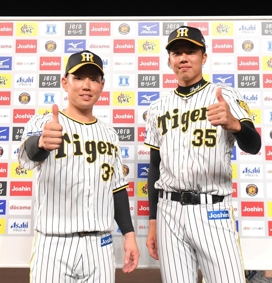 　お立ち台でポーズをとる糸原（左）と才木（代表撮影）