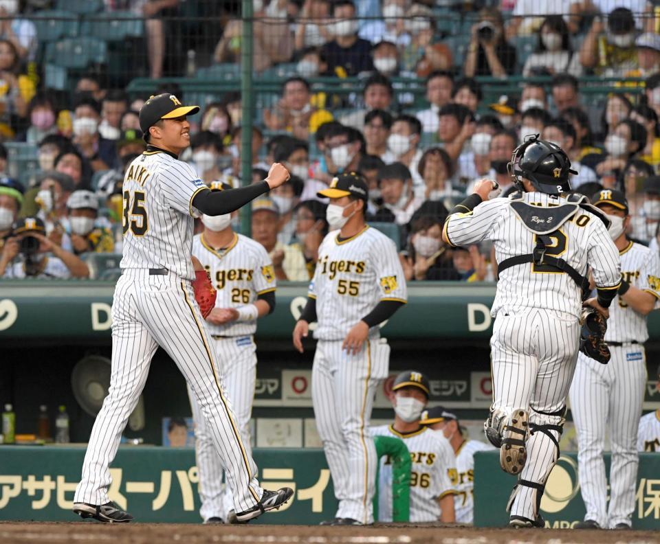 　３回、山崎を空振り三振に仕留めてピンチを脱した才木（左）は梅野（右）と拳を握る（撮影・北村雅宏）