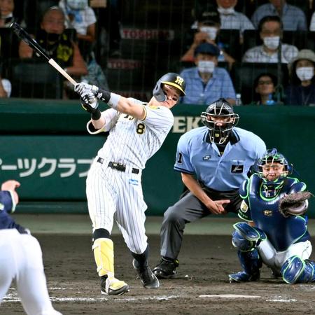 　５回、左越えに号ソロを放つ佐藤輝（撮影・飯室逸平）