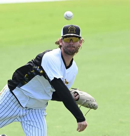 　キャッチボールをするケラー（撮影・山口登）