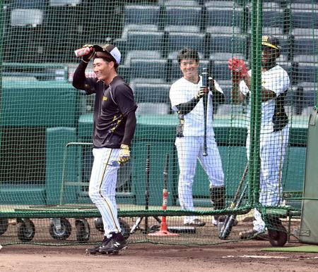 　誕生日を祝福される阪神・糸井嘉男（左）＝撮影・山口登