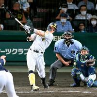 　５回、左越えに号ソロを放つ佐藤輝（撮影・飯室逸平）