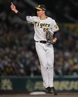 　８回、村上を三振に仕留めた湯浅（撮影・坂部計介）