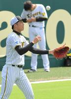 　試合前、キャッチボールする才木（撮影・北村雅宏）