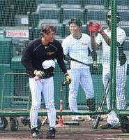 　誕生日を祝福される糸井（左）＝撮影・山口登