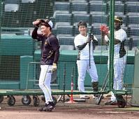 　誕生日を祝福される阪神・糸井嘉男（左）＝撮影・山口登