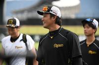 　練習を終え、笑顔で引き上げる藤浪（中央）＝撮影・石井剣太郎