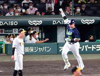 　１１回、村上に勝ち越し２ランを打たれ、ベンチの矢野監督は厳しい表情を見せる（撮影・山口登）