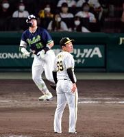 　１１回、石井は村上に勝ち越し２ランを許す（撮影・山口登）