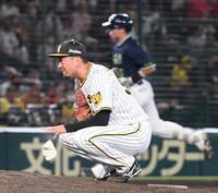 　７回、村上（奥）にソロを許し、悔しがる渡辺（撮影・田中太一）