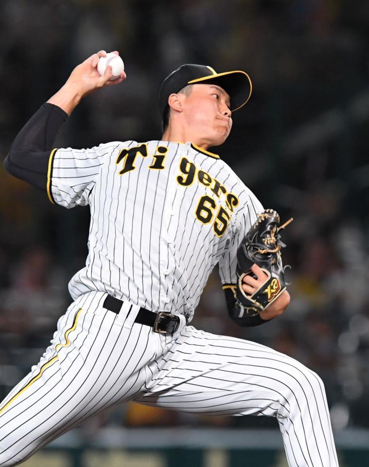 　８回から登板する湯浅（撮影・北村雅宏）