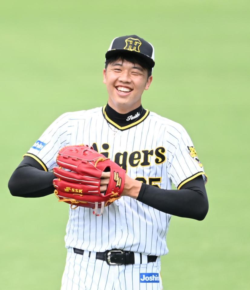 　笑顔で調整する才木（撮影・飯室逸平）