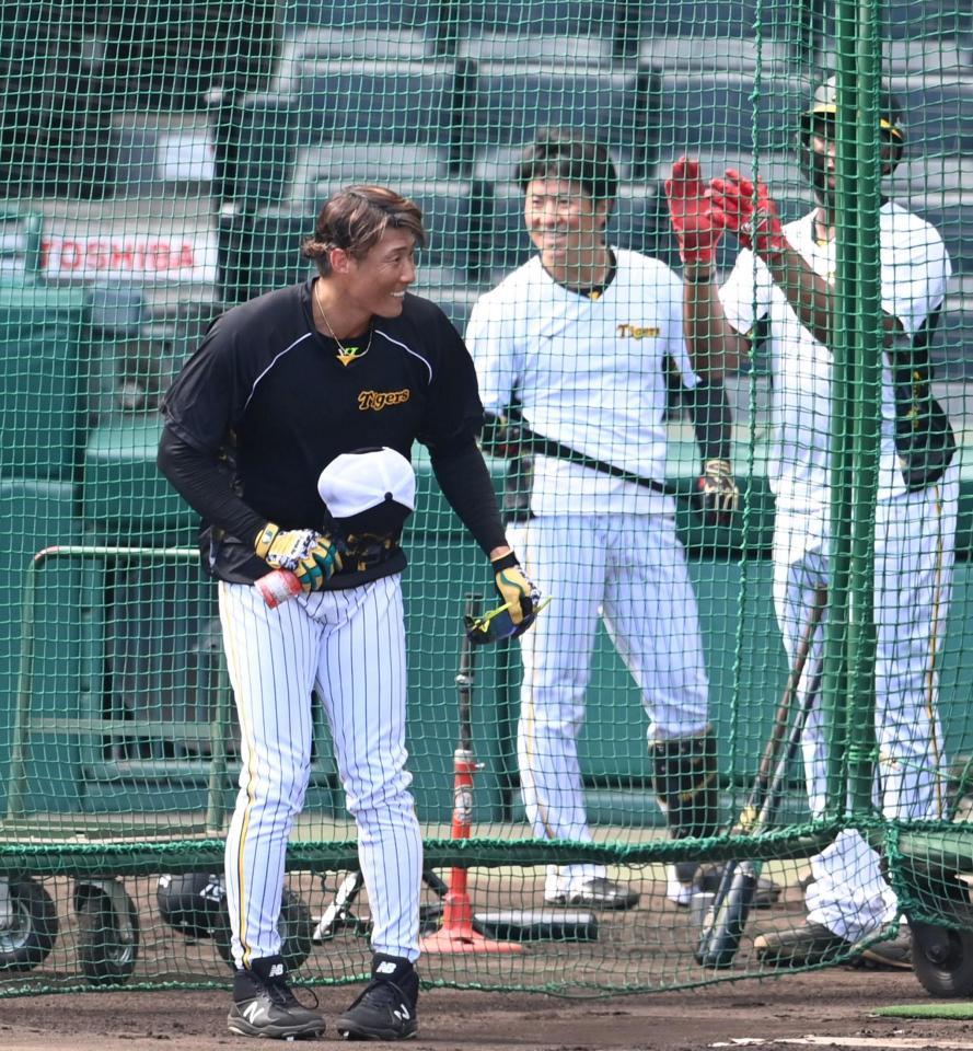 　誕生日を祝福される糸井（左）＝撮影・山口登