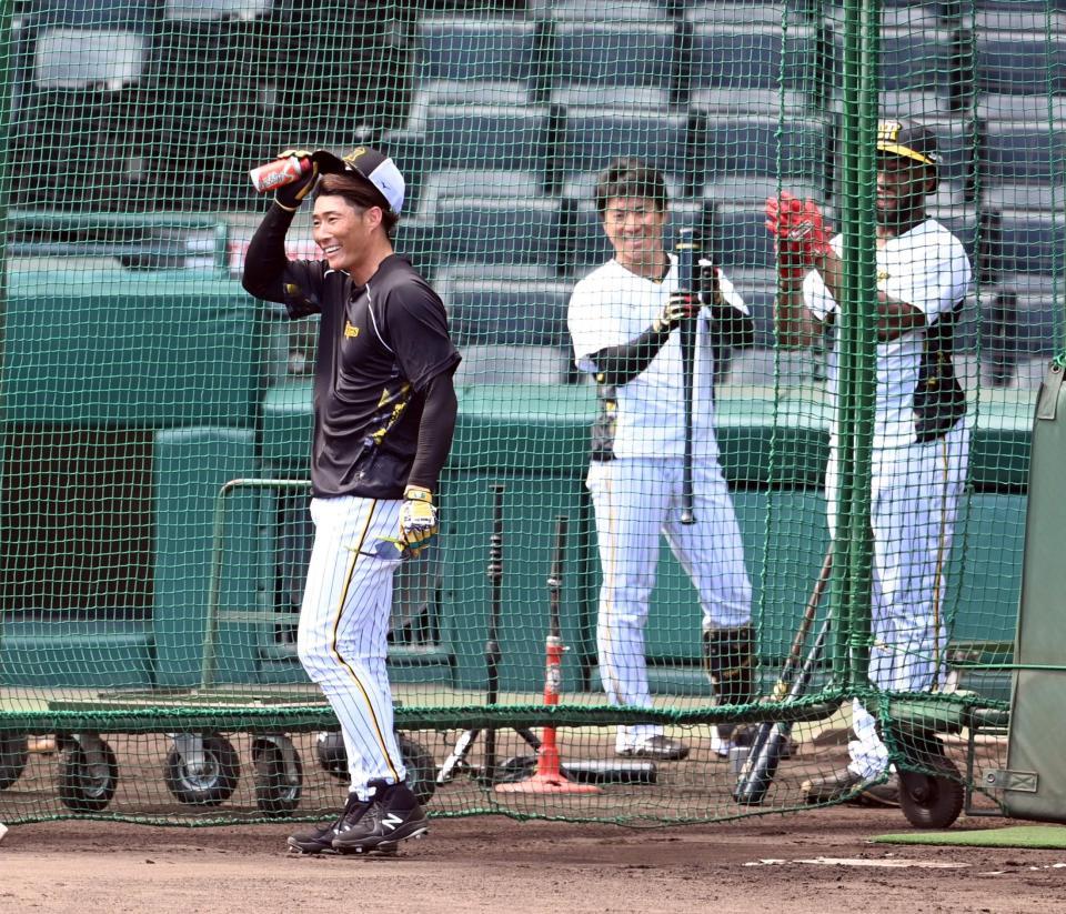 　誕生日を祝福される阪神・糸井嘉男（左）＝撮影・山口登