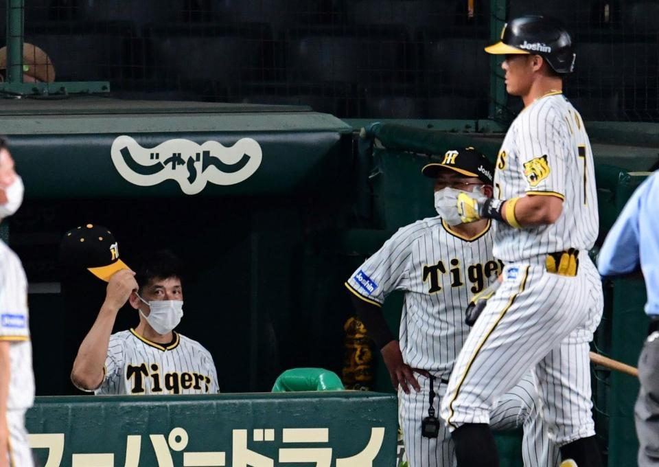 　１１回、代打の糸井が空振り三振に倒れ試合終了し、矢野監督は厳しい表情を見せる（撮影・山口登）