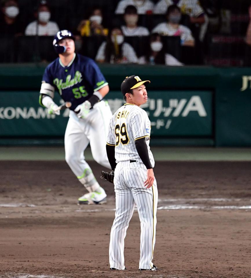 　１１回、石井は村上に勝ち越し２ランを許す（撮影・山口登）