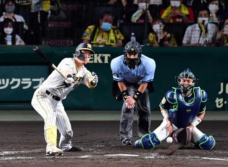 　５回、２死満塁の好機に佐藤輝は空振り三振に倒れる（捕手・中村）＝撮影・山口登