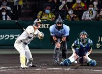 　５回、２死満塁の好機に佐藤輝は空振り三振に倒れる（捕手・中村）＝撮影・山口登