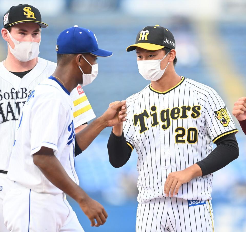 　中日・ブライトらナインをタッチで迎える阪神・森木（撮影・高石航平）