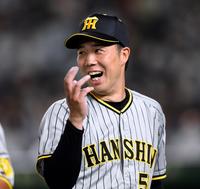 　６回を終え、青柳は笑顔を見せベンチに戻る（撮影・山口登）