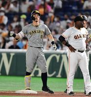 　６回、佐藤輝は同点適時打を放ちガッツポーズを見せる（撮影・山口登）