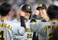 　７回、代打の阪神・北條は勝ち越し犠飛を放ちナインの出迎えに笑顔を見せる（撮影・山口登）