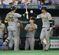 　７回、勝ち越し中犠飛の北條（左）を迎える矢野監督（中）＝撮影・佐藤厚