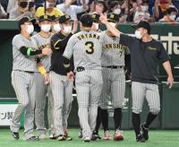 　両リーグトップの１２勝目を挙げ、ナインから祝福される青柳（左から４人目）＝撮影・佐藤厚