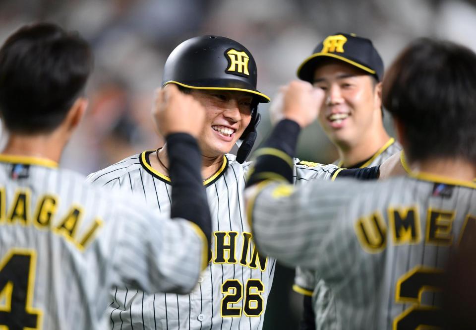 　７回、代打の阪神・北條は勝ち越し犠飛を放ちナインの出迎えに笑顔を見せる（撮影・山口登）