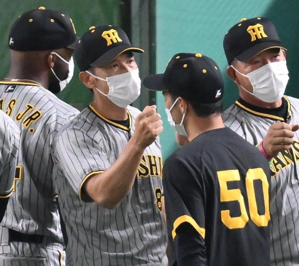 　試合後、青柳（右）とタッチを交わす矢野監督（撮影・堀内翔）