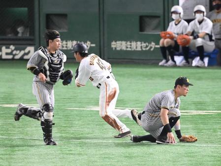 　４回、三走・重信（中央）を三本間で挟むも、梅野の送球を三塁手・佐藤輝が捕球し損ね失点する