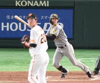 　３回、中野が先制の適時中前打を放つ（撮影・堀内翔）