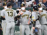 　６回１失点で８勝目を挙げ、岩崎（左）からウイニングボールを受け取る伊藤将（撮影・佐藤厚）